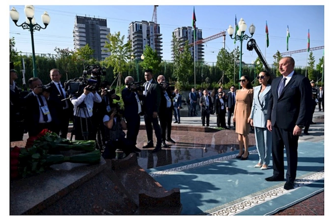 Prezident və xanımı Heydər Əliyevin barelyefi önünə gül dəstələri qoyub — FOTOLAR (YENİLƏNİB)