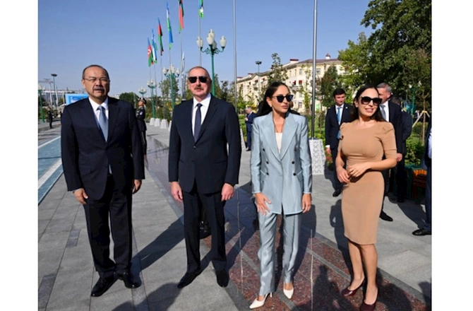 Prezident və xanımı Heydər Əliyevin barelyefi önünə gül dəstələri qoyub — FOTOLAR (YENİLƏNİB)