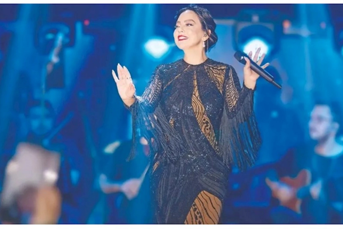 Ebru Gündeş səhnədə pərəstişkarlarını qorxuya saldı