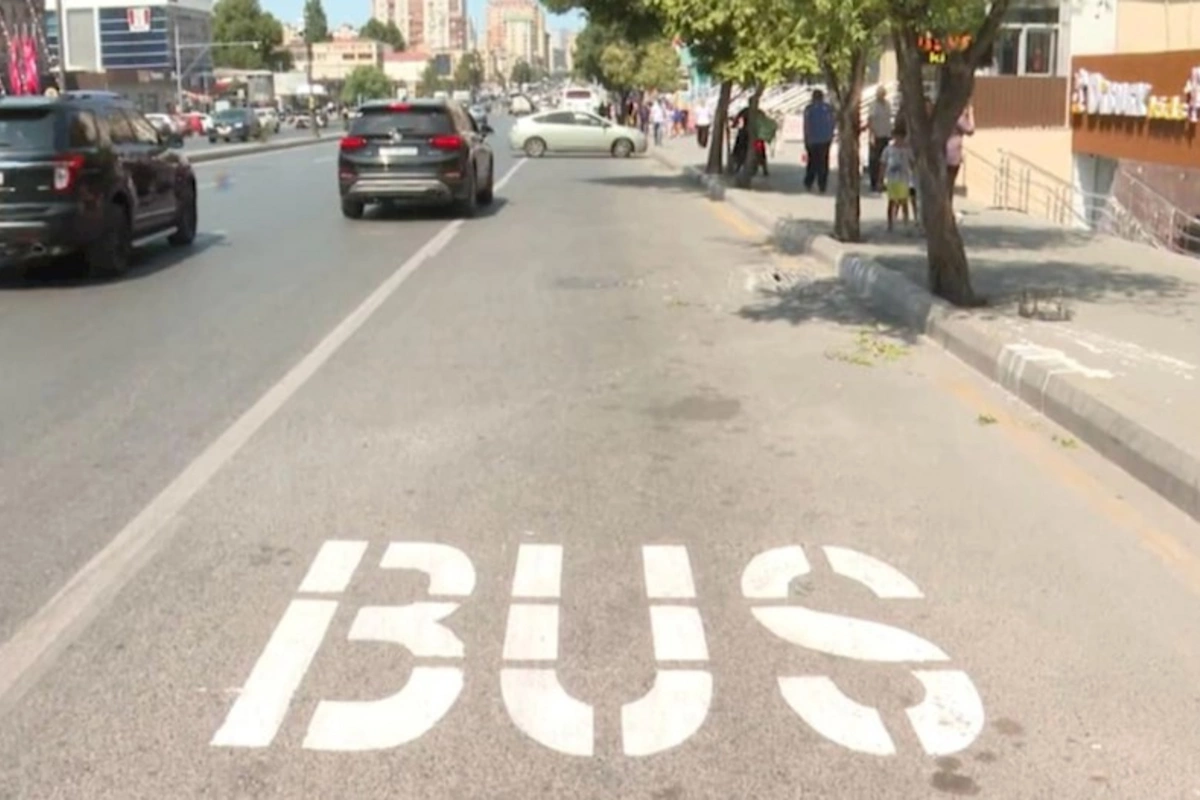 Avtobuslar üçün çəkilən zolaq obyekt sahiblərini narahat edir — VİDEO