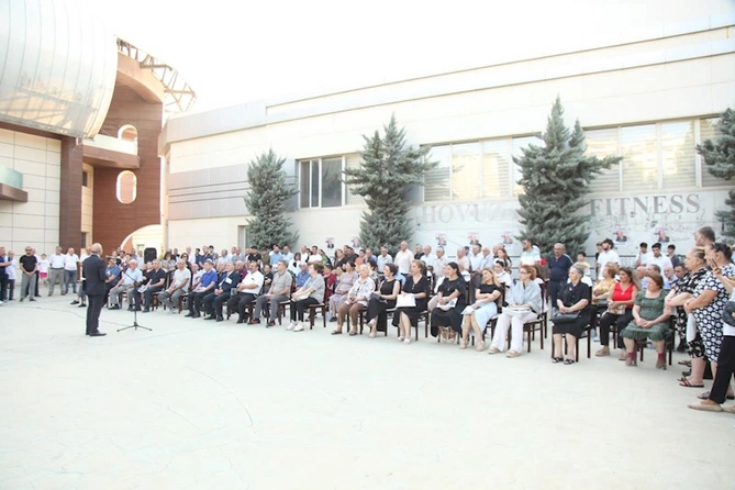 8-ci dairədə mənzərə aydındır — Azay Quliyevin daha bir izdihamlı görüşü (FOTOLAR)