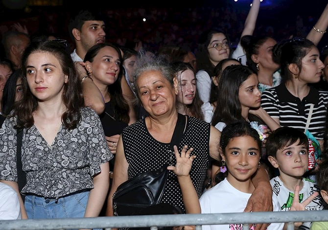 “Yay Festivalı” bağlanış konserti izdihamla keçdi — FOTOLAR (VİDEO) “Yay Festivalı” bağlanış konserti izdihamla keçdi — FOTOLAR (VİDEO)