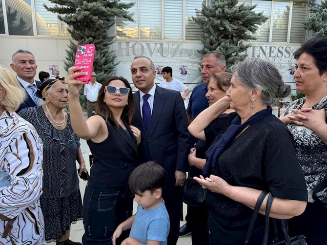 8-ci dairədə mənzərə aydındır — Azay Quliyevin daha bir izdihamlı görüşü (FOTOLAR)