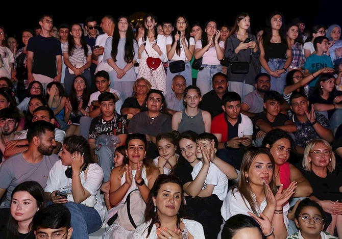 “Yay Festivalı” bağlanış konserti izdihamla keçdi — FOTOLAR (VİDEO) “Yay Festivalı” bağlanış konserti izdihamla keçdi — FOTOLAR (VİDEO)