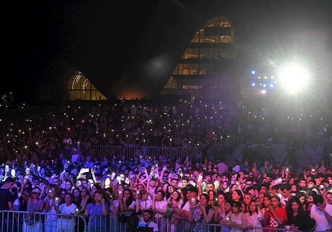 “Yay Festivalı” bağlanış konserti izdihamla keçdi — FOTOLAR (VİDEO) “Yay Festivalı” bağlanış konserti izdihamla keçdi — FOTOLAR (VİDEO)