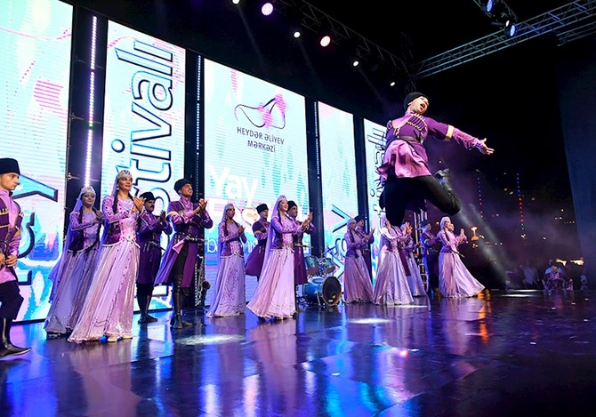 “Yay Festivalı” bağlanış konserti izdihamla keçdi — FOTOLAR (VİDEO) “Yay Festivalı” bağlanış konserti izdihamla keçdi — FOTOLAR (VİDEO)