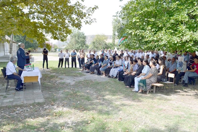 Elçin Mirzəbəyli Padar və Yenilik kəndlərində seçicilərlə görüşüb — FOTOLAR Elçin Mirzəbəyli Padar və Yenilik kəndlərində seçicilərlə görüşüb — FOTOLAR