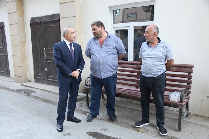 Azay Quliyev 8-ci mikrorayonda məhəllə görüşləri keçirdi — FOTOLAR Azay Quliyev 8-ci mikrorayonda məhəllə görüşləri keçirdi — FOTOLAR