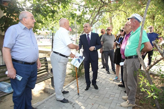 Azay Quliyev 8-ci mikrorayonda məhəllə görüşləri keçirdi — FOTOLAR Azay Quliyev 8-ci mikrorayonda məhəllə görüşləri keçirdi — FOTOLAR