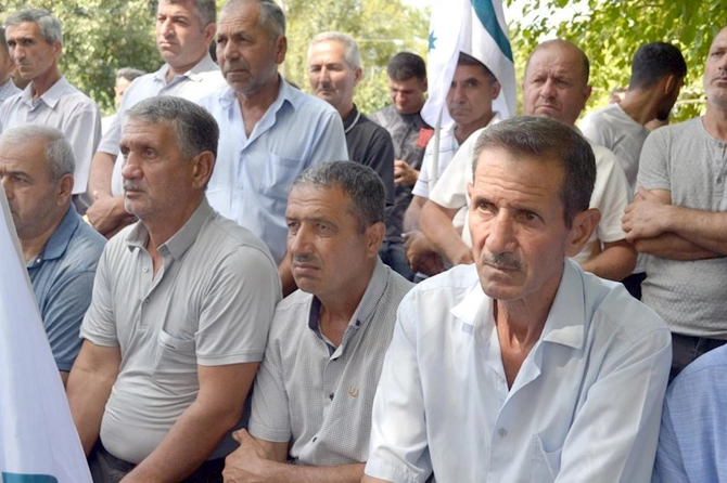 Elçin Mirzəbəyli Padar və Yenilik kəndlərində seçicilərlə görüşüb — FOTOLAR Elçin Mirzəbəyli Padar və Yenilik kəndlərində seçicilərlə görüşüb — FOTOLAR