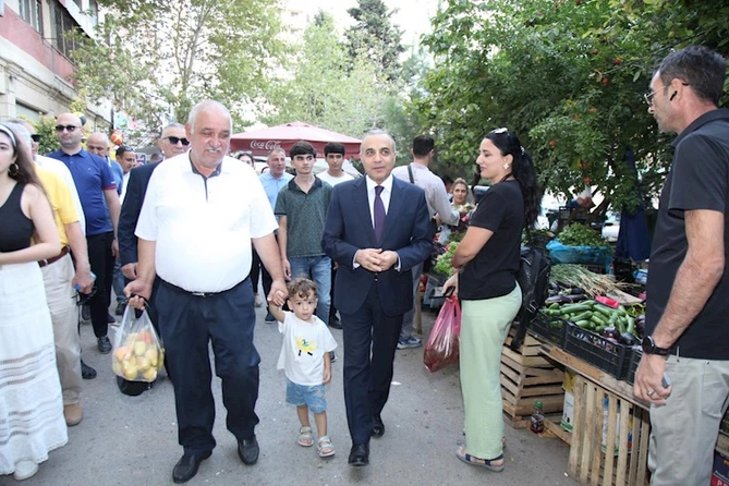Azay Quliyev 8-ci mikrorayonda məhəllə görüşləri keçirdi — FOTOLAR Azay Quliyev 8-ci mikrorayonda məhəllə görüşləri keçirdi — FOTOLAR