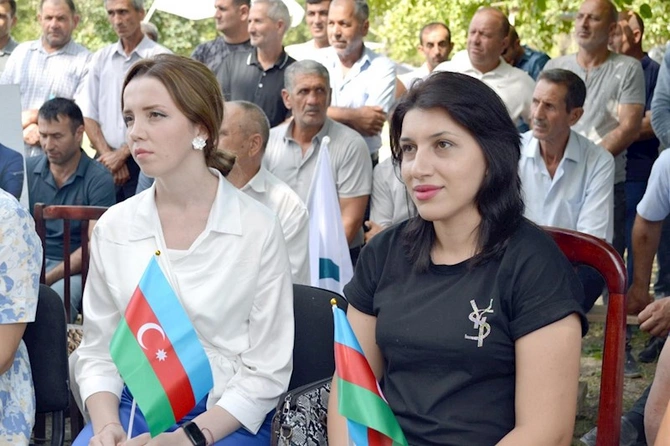 Elçin Mirzəbəyli Padar və Yenilik kəndlərində seçicilərlə görüşüb — FOTOLAR Elçin Mirzəbəyli Padar və Yenilik kəndlərində seçicilərlə görüşüb — FOTOLAR