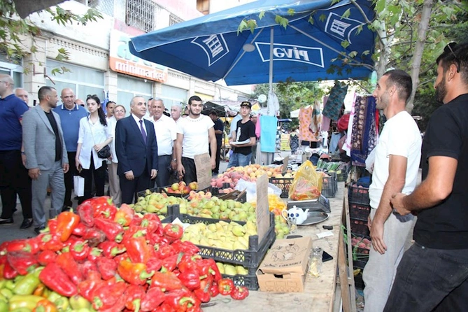 Azay Quliyev 8-ci mikrorayonda məhəllə görüşləri keçirdi — FOTOLAR Azay Quliyev 8-ci mikrorayonda məhəllə görüşləri keçirdi — FOTOLAR