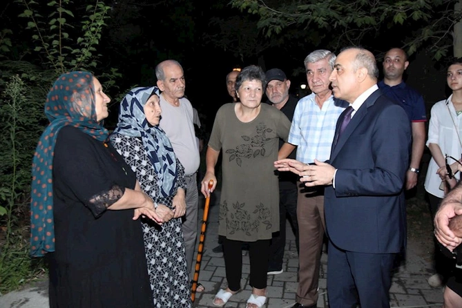 Azay Quliyev 8-ci mikrorayonda məhəllə görüşləri keçirdi — FOTOLAR Azay Quliyev 8-ci mikrorayonda məhəllə görüşləri keçirdi — FOTOLAR