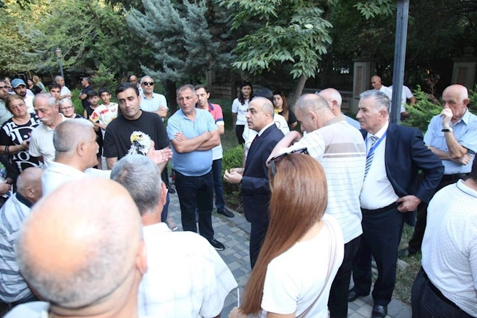Azay Quliyevin məhəllə görüşləri davam edir, 7-ci mikrorayonda coşqulu qarşılanma — FOTOLAR