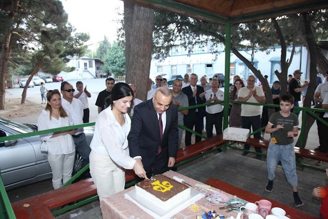 Azay Quliyevin məhəllə görüşləri davam edir, 7-ci mikrorayonda coşqulu qarşılanma — FOTOLAR