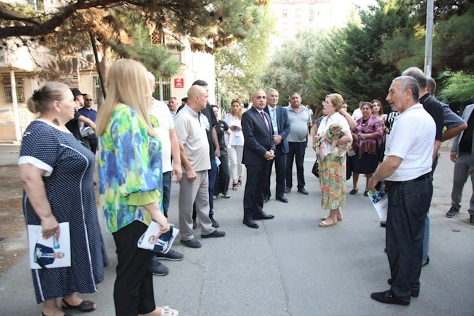 Azay Quliyevin məhəllə görüşləri davam edir, 7-ci mikrorayonda coşqulu qarşılanma — FOTOLAR