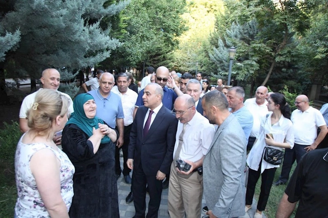Azay Quliyevin məhəllə görüşləri davam edir, 7-ci mikrorayonda coşqulu qarşılanma — FOTOLAR