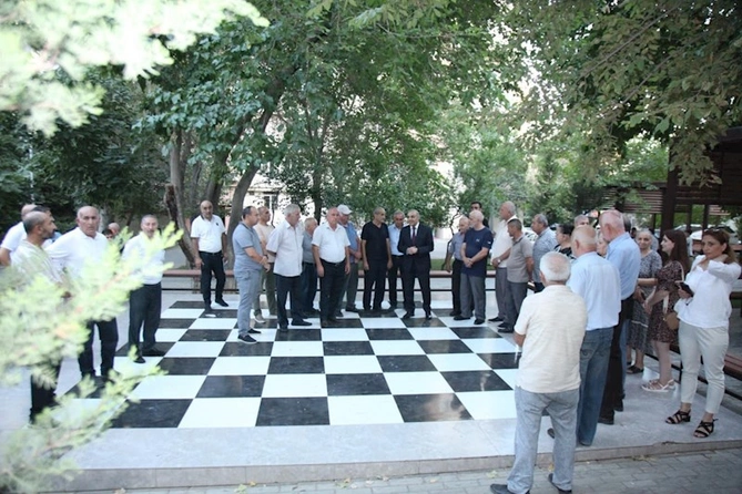 Azay Quliyevin məhəllə görüşləri davam edir, 7-ci mikrorayonda coşqulu qarşılanma — FOTOLAR