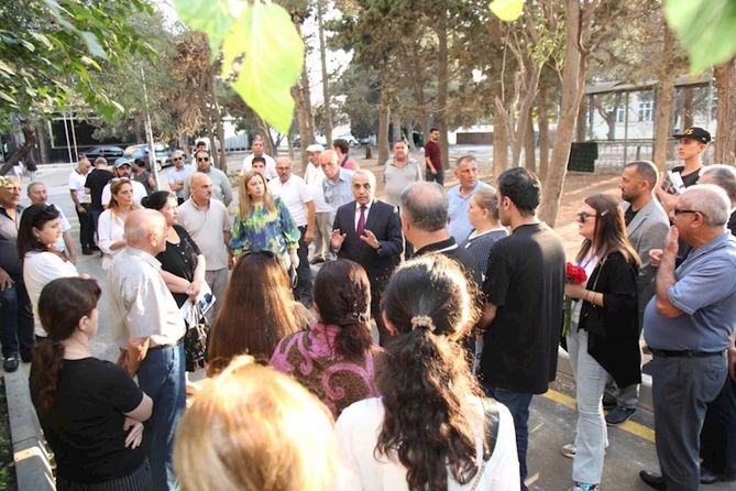 Azay Quliyevin məhəllə görüşləri davam edir, 7-ci mikrorayonda coşqulu qarşılanma — FOTOLAR