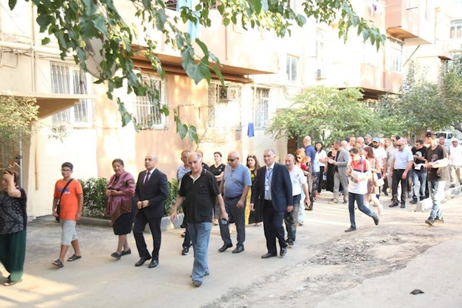 Azay Quliyevin məhəllə görüşləri davam edir, 7-ci mikrorayonda coşqulu qarşılanma — FOTOLAR