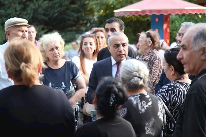 Azay Quliyevin məhəllə görüşləri davam edir, 7-ci mikrorayonda coşqulu qarşılanma — FOTOLAR