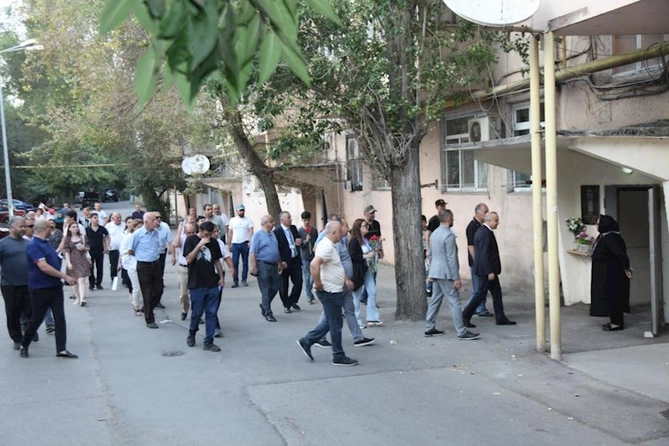 Azay Quliyevin məhəllə görüşləri davam edir, 7-ci mikrorayonda coşqulu qarşılanma — FOTOLAR