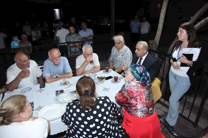 Azay Quliyevin məhəllə görüşləri davam edir, 7-ci mikrorayonda coşqulu qarşılanma — FOTOLAR