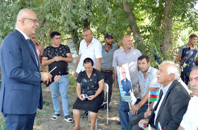 Elçin Mirzəbəyli Muradlı və Ərəbsarvan kəndlərində seçicilərlə görüşüb — FOTOLAR Elçin Mirzəbəyli Muradlı və Ərəbsarvan kəndlərində seçicilərlə görüşüb — FOTOLAR