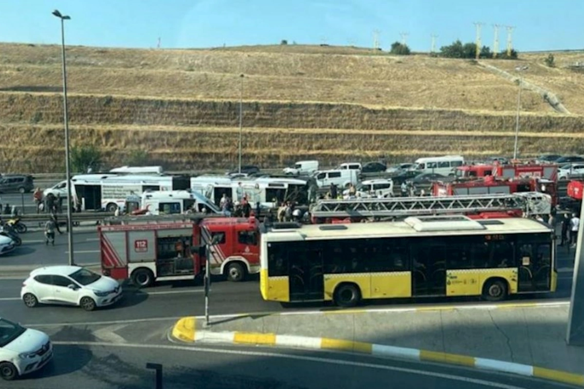 İstanbulda metrobus qəzası: Ölən və yaralılar var (VİDEO)