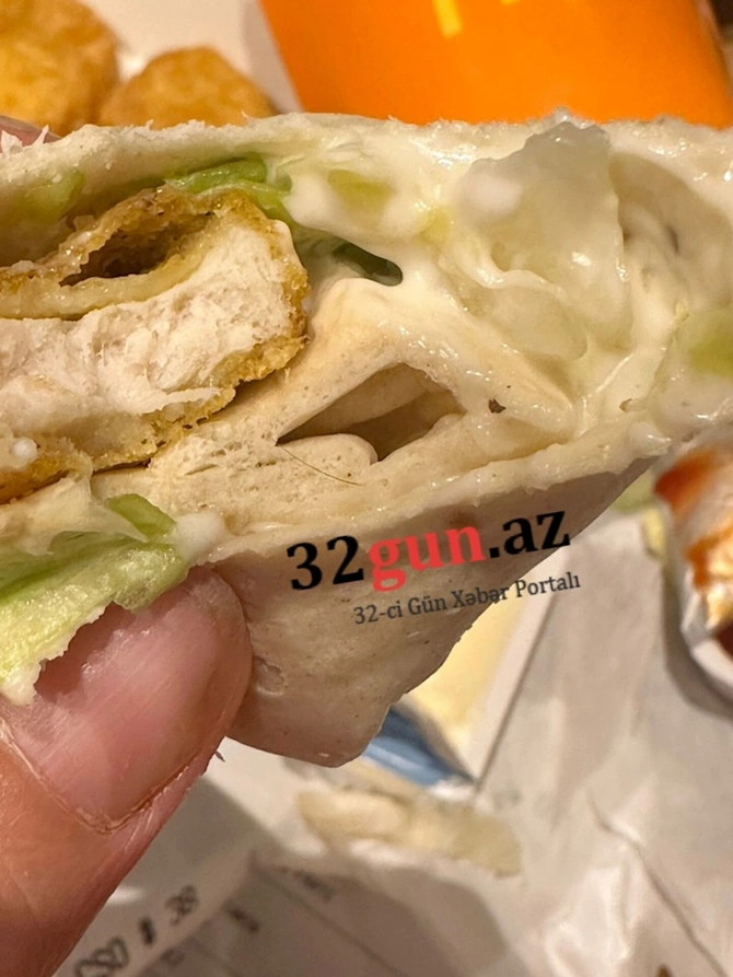 McDonald's Nərimanovda İYRƏNCLİK: Yeməyin içərisindən tük çıxdı — Satıcılardan heç kim vecinə almadı (FOTO+VİDEO)