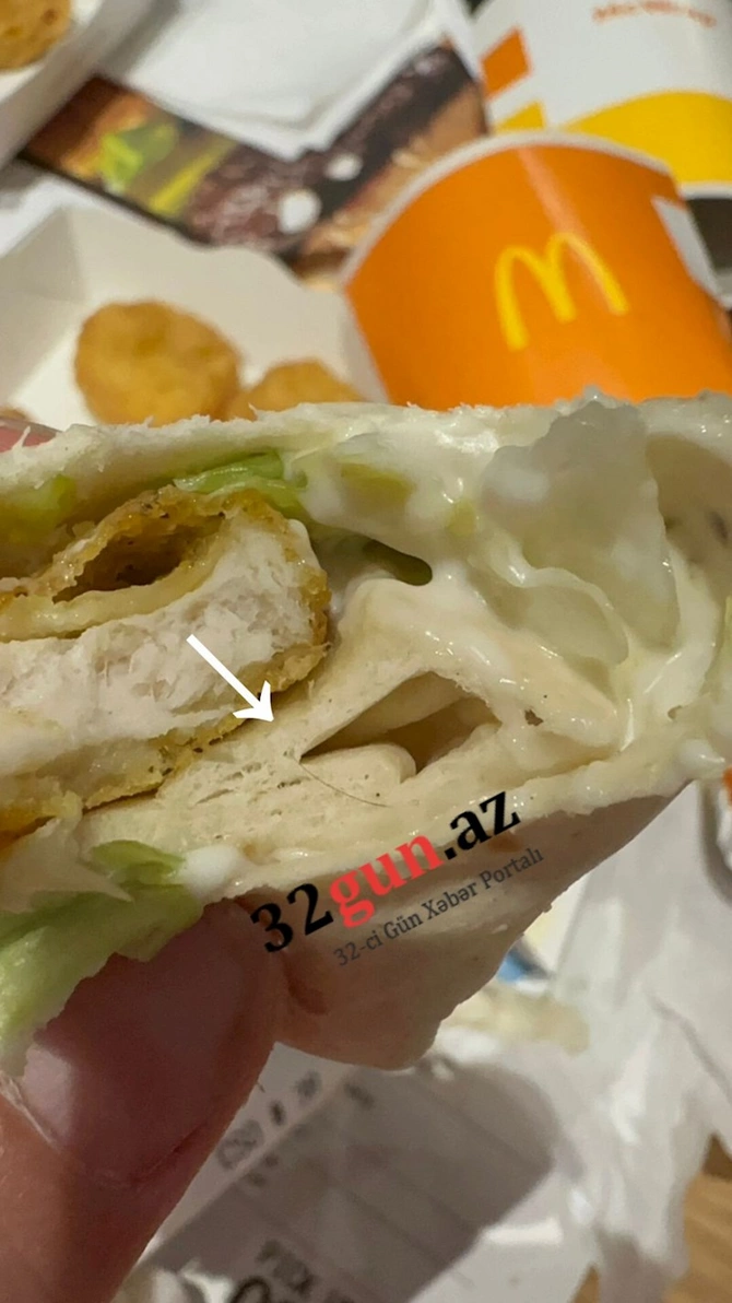 McDonald's Nərimanovda İYRƏNCLİK: Yeməyin içərisindən tük çıxdı — Satıcılardan heç kim vecinə almadı (FOTO+VİDEO)