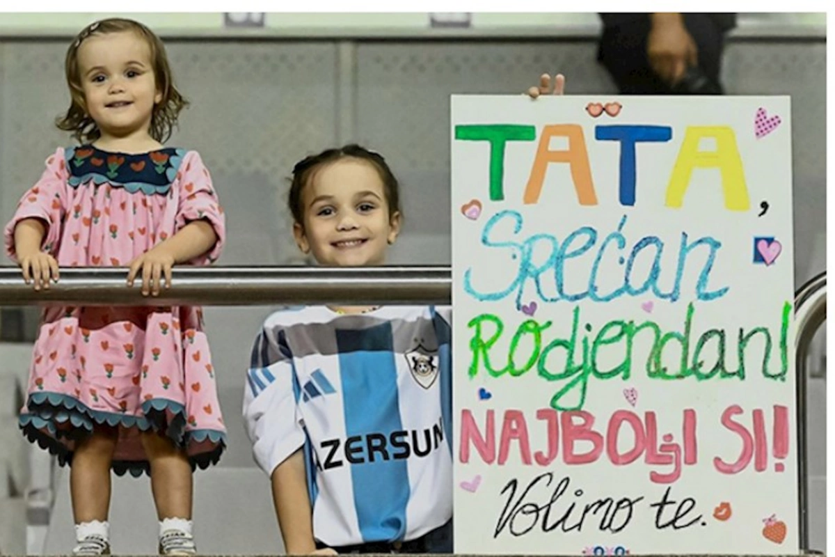 Qızları onu belə təbrik etdilər — FOTOLAR
