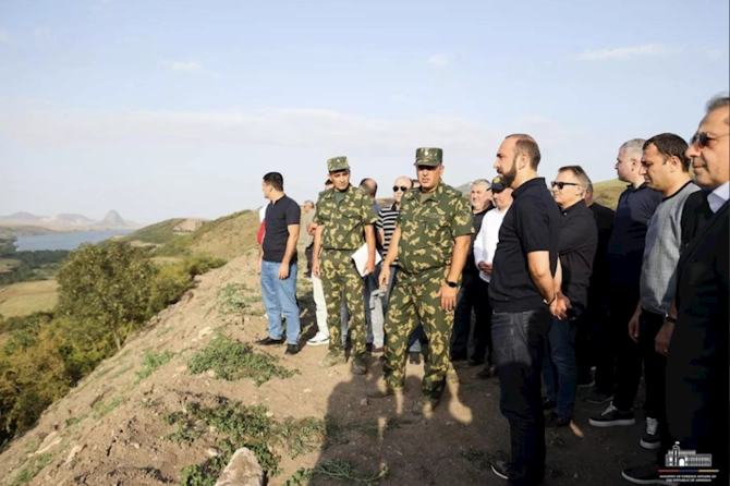 Mirzoyan səfirlərlə Azərbaycanla sərhədə getdi — FOTOLAR