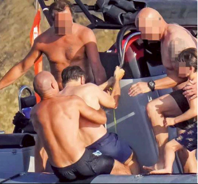 Makron Olimpiya Oyunları zamanı kişilərin qucağında tətil keçirdi — FOTOLAR Makron Olimpiya Oyunları zamanı kişilərin qucağında tətil keçirdi — FOTOLAR