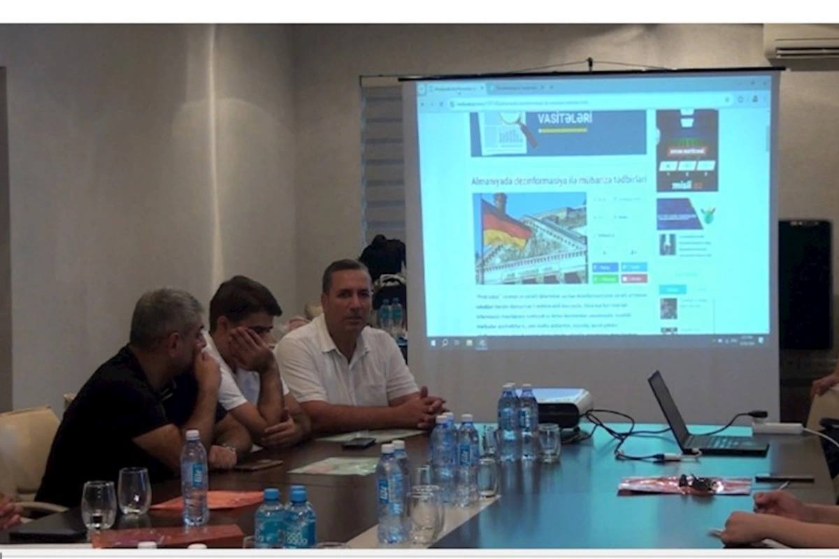 Mətbuat Şurasında “Dezinformasiyaya qarşı mübarizə vasitələri” mövzusunda konfrans keçirildi