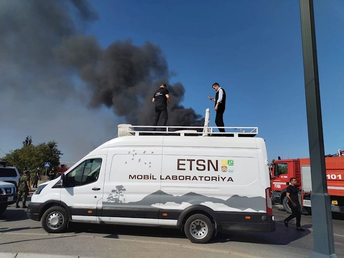 ETSN mütəxəssisləri yanğın baş vermiş ərazidə monitorinq aparır ETSN mütəxəssisləri yanğın baş vermiş ərazidə monitorinq aparır