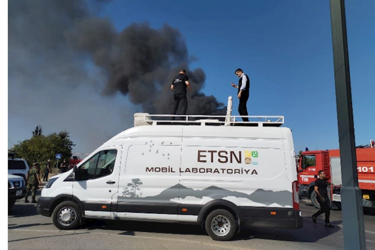 ETSN mütəxəssisləri yanğın baş vermiş ərazidə monitorinq aparır