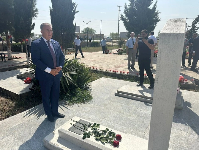 Sadiq Qurbanov şəhid ailələrini ziyarət etdi — Salyanda seçicilərlə izdihamlı görüş (FOTOLAR)