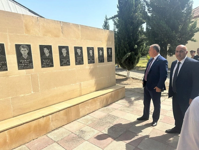 Sadiq Qurbanov şəhid ailələrini ziyarət etdi — Salyanda seçicilərlə izdihamlı görüş (FOTOLAR)