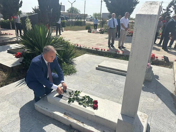 Sadiq Qurbanov şəhid ailələrini ziyarət etdi — Salyanda seçicilərlə izdihamlı görüş (FOTOLAR)