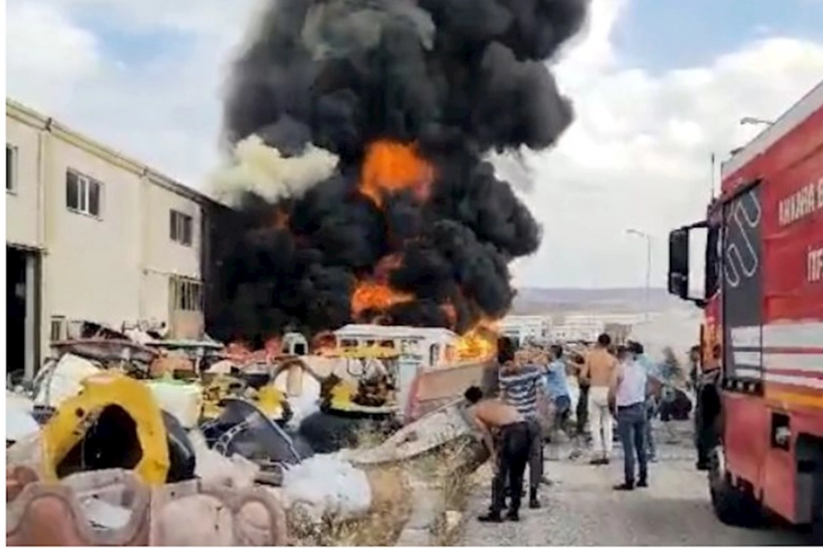Türkiyədə güclü yanğın: Fabrik yanır
