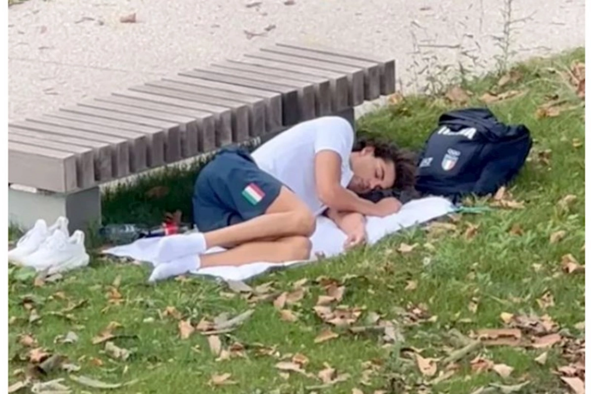 Olimpiya çempionu Olimpiya kəndindəki pis şəraitə etiraz etmək üçün parkda yatdı