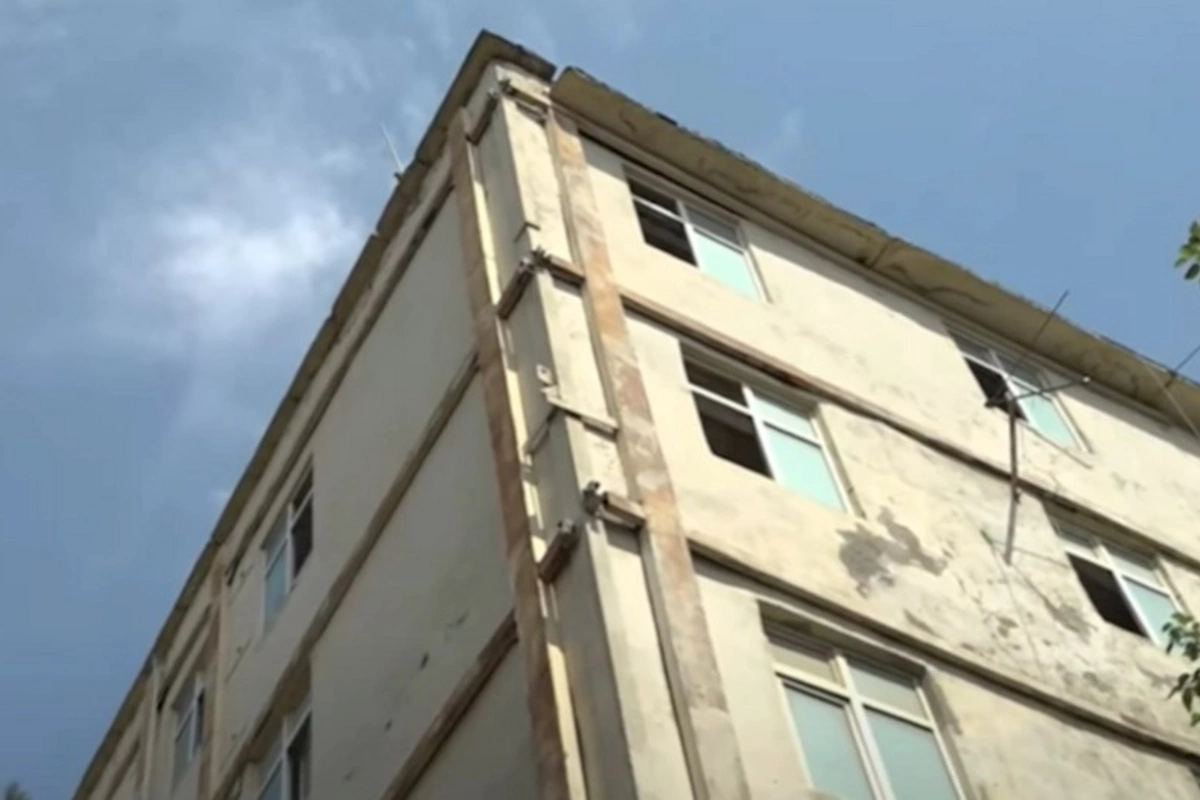 90 ailənin yaşadığı binada təhlükəli vəziyyət — VİDEO
