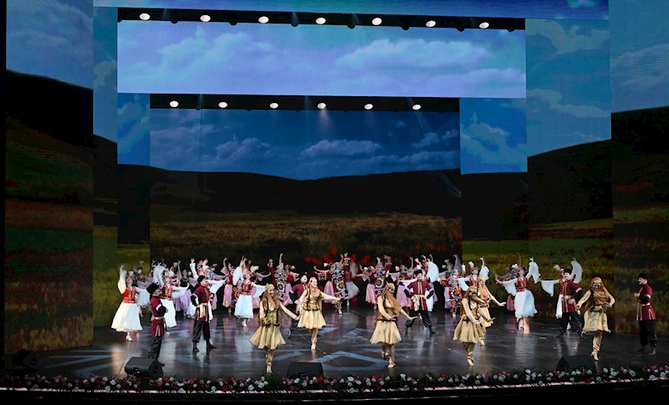 İlham Əliyev Astanada “Вечер дружбы” adlı qala konsertdə iştirak edib — FOTOLAR