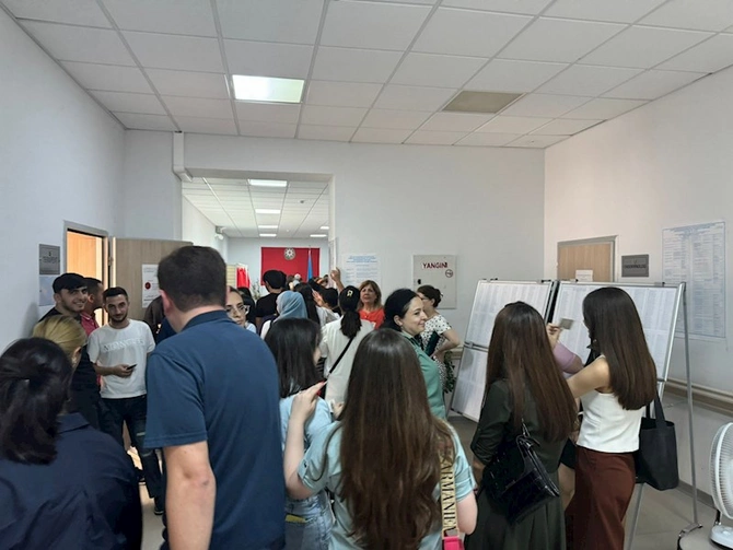 7 saylı Səbail seçki dairəsinin 11 saylı seçki məntəqəsində seçicilər aktivdirlər — FOTOLAR