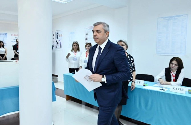 Samir Nuriyev 34 saylı seçki məntəqəsində səs verdi — FOTOLAR