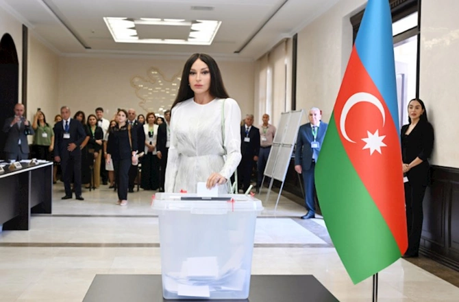 Prezident və ailəsi səs verdi — VİDEO/FOTOLAR (YENİLƏNİB)