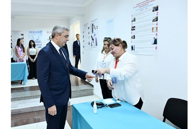 Samir Nuriyev 34 saylı seçki məntəqəsində səs verdi — FOTOLAR