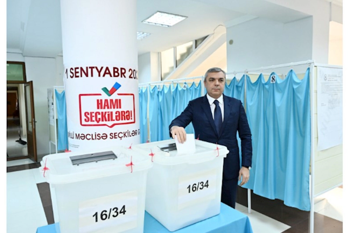 Samir Nuriyev 34 saylı seçki məntəqəsində səs verdi — FOTOLAR